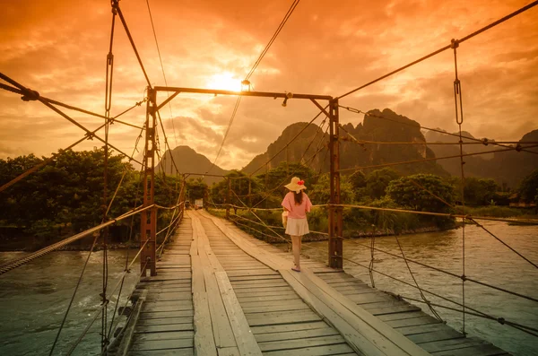 Kvinnliga turister vandrande på en träbro — Stockfoto