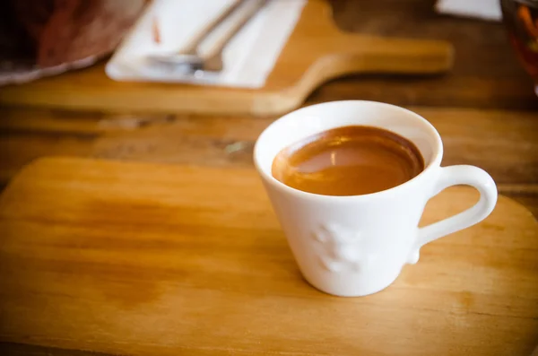 Xícara de café na mesa de madeira — Fotografia de Stock