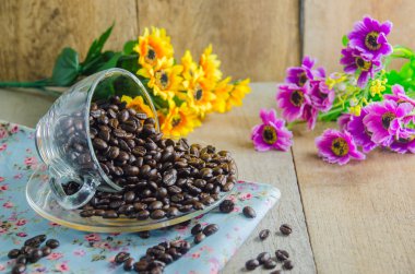 kahve çekirdekleri ile ahşap masa Kupası