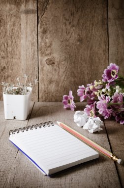 Ahşap masa üzerinde kalem ile boş not defteri