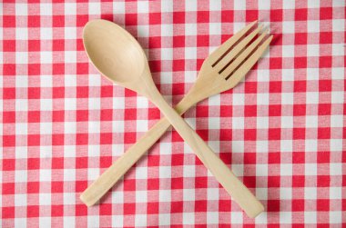 Kırmızı ve beyaz masa örtüsü, masada tahta kaşıklar