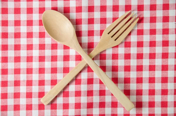 Tovaglia rossa e bianca, cucchiai di legno sulla tavola — Foto Stock