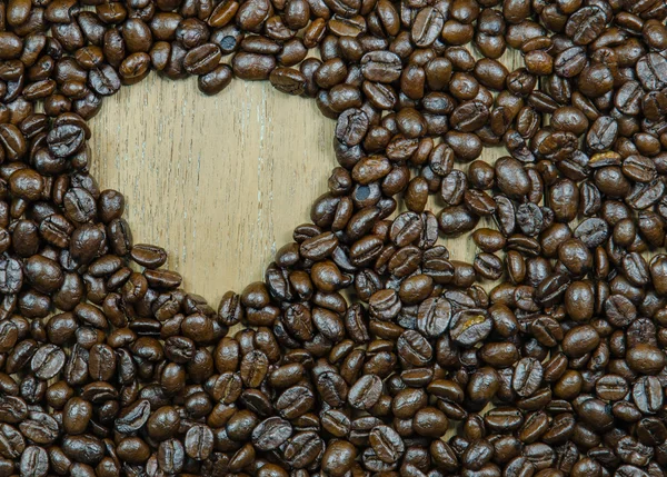 Marco de forma de corazón hacen de granos de café tostados — Foto de Stock