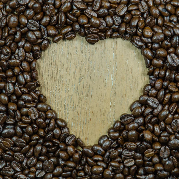 心的形状框架使从烘焙过的咖啡豆 — 图库照片