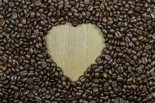 心的形状框架使从烘焙过的咖啡豆 — 图库照片
