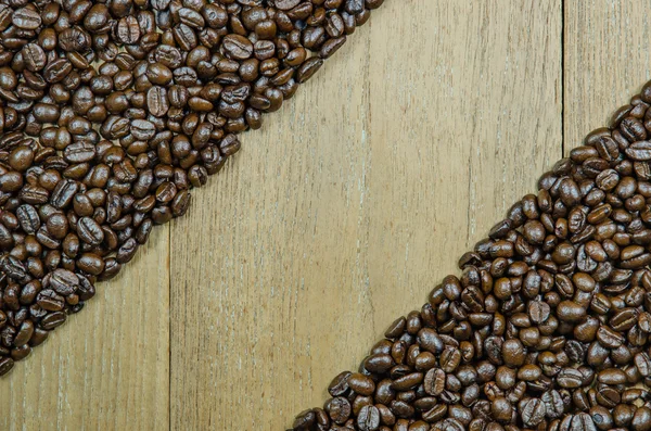 Geröstete Kaffeebohnen auf Holz Hintergrund — Stockfoto