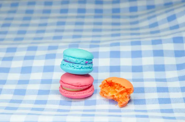 Kleurrijke bitterkoekjes op geruite tafellaken — Stockfoto