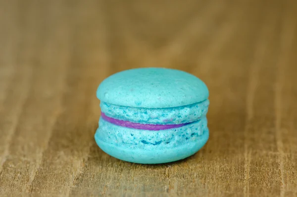 Verschillende soorten macaroon geplaatst op een houten tafel — Stockfoto