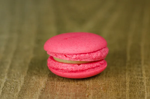 Verschillende soorten macaroon geplaatst op een houten tafel — Stockfoto