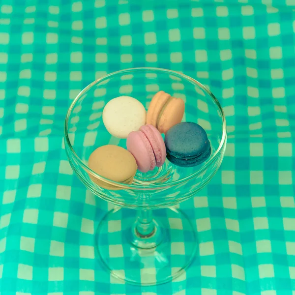 Kleurrijke bitterkoekjes op geruite tafellaken — Stockfoto