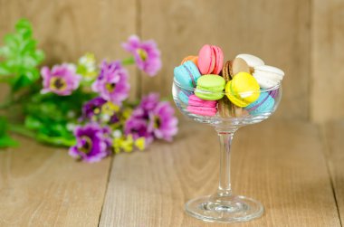 cam ahşap masa üzerinde renkli macaroons
