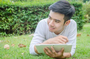 Genç adam iletişim tablet bilgisayar ile sosyal ağlarda