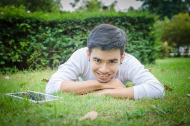 Genç adam iletişim tablet bilgisayar ile sosyal ağlarda