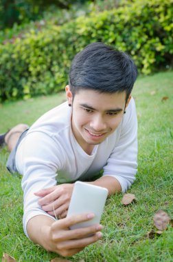 Adam akıllı telefonunu açık ile bir selfie alarak