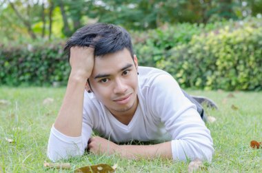 yakışıklı genç adam, açık portresi