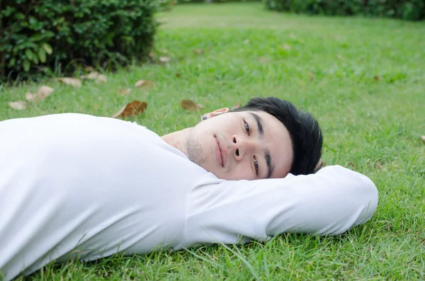 Bágyasztó-ra-a fű, a han boldog fiatalember portréja — Stock Fotó