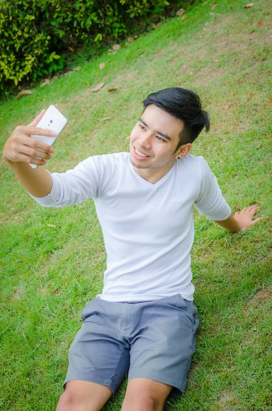 Ember vesz egy selfie, a szabadtéri szúró telefon — Stock Fotó