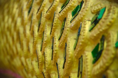 Ejderha heykeli ölçekler. Sıva yüzey arka plan.