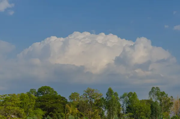 Mavi gökyüzü ile beyaz bulut — Stok fotoğraf