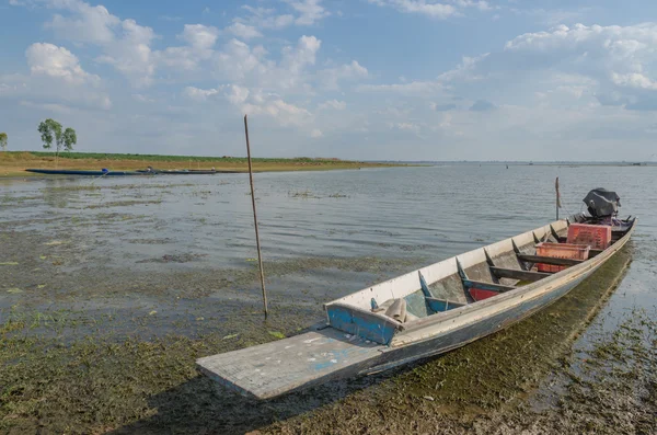 Barche da pesca della gente del posto, Barche da pesca ormeggiate presso il fiume — Foto Stock