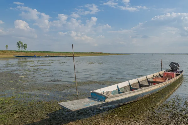 Barche da pesca della gente del posto, Barche da pesca ormeggiate presso il fiume — Foto Stock