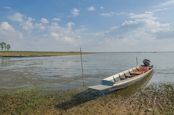 Barche da pesca della gente del posto, Barche da pesca ormeggiate presso il fiume — Foto Stock