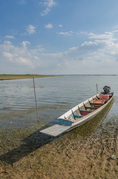 Barche da pesca della gente del posto, Barche da pesca ormeggiate presso il fiume — Foto Stock