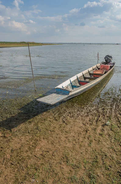 Barche da pesca della gente del posto, Barche da pesca ormeggiate presso il fiume — Foto Stock