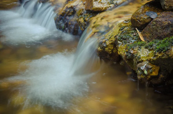 Primo piano di piccola caduta d'acqua — Foto Stock