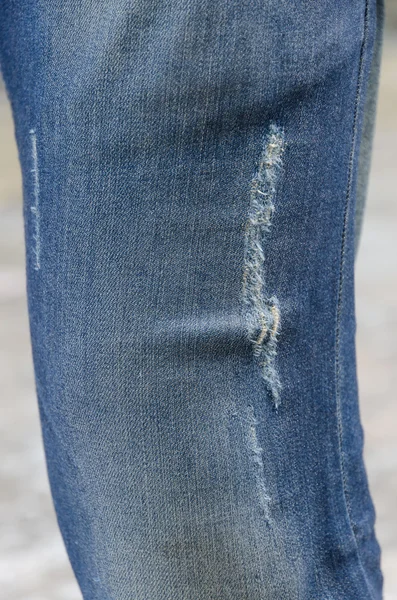 Blå bleknade rippade jeans — Stockfoto