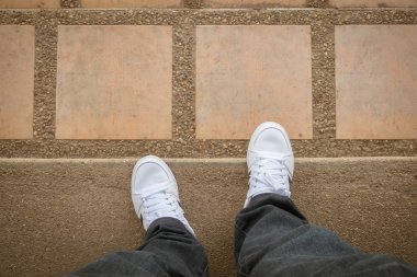 Ayak ve bacaklar yukarıda da görüleceği.