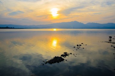 Bulutlar gökyüzü göl günbatımı.