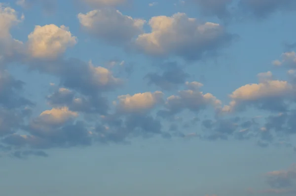 Nuvem branca com fundo azul céu — Fotografia de Stock