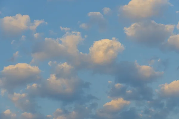 Mavi gökyüzü arkaplanlı beyaz bulut — Stok fotoğraf