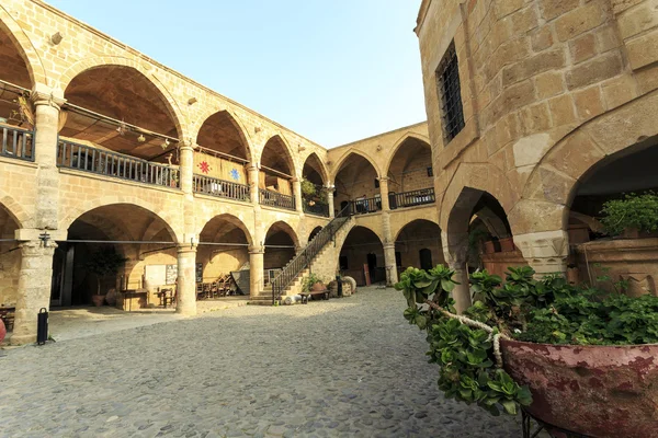 Das große gasthaus, buyuk han in nikosia, nordzypern — Stockfoto