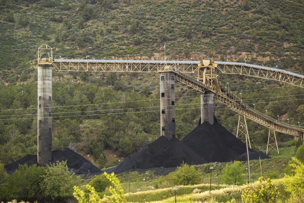 山の中の石炭鉱山インフラ — ストック写真