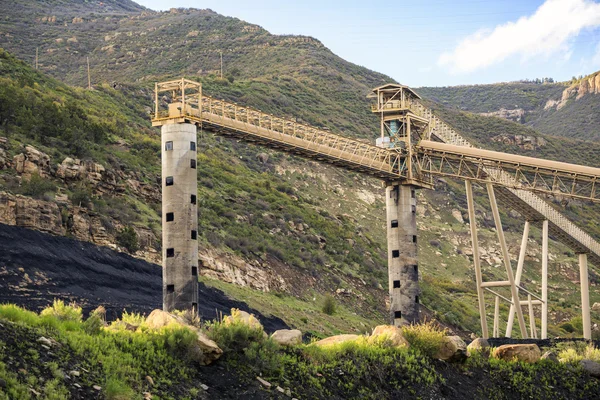 Infrastruktura uhelného dolu v horách — Stock fotografie