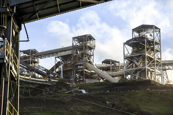 Infraestructura de minas de carbón en las montañas — Foto de Stock