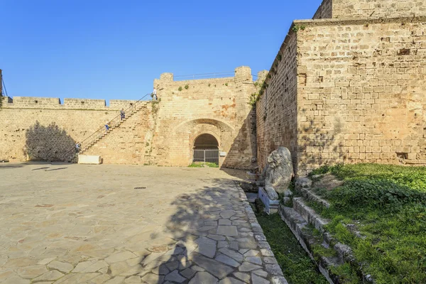 Famagusta stadsmuren leidt naar Otello bolwerk, Cyprus — Stockfoto