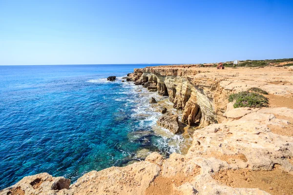 Belles falaises et arches à Aiya Napa, Chypre — Photo