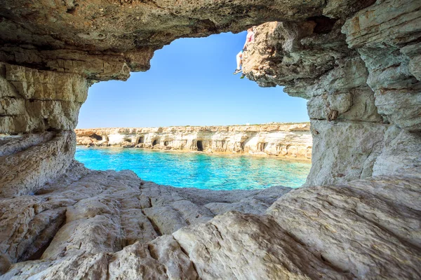 Belles falaises et arches à Aiya Napa, Chypre — Photo