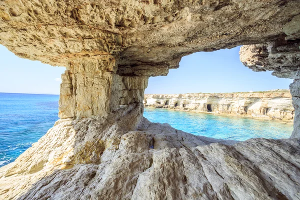 Belles falaises et arches à Aiya Napa, Chypre — Photo