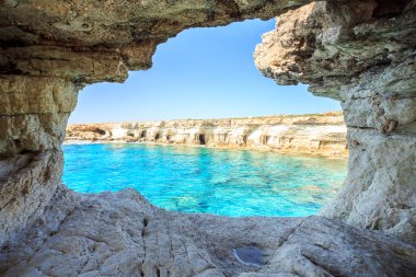 Güzel kayalıklarla ve kemerler Aiya Napa, Kıbrıs