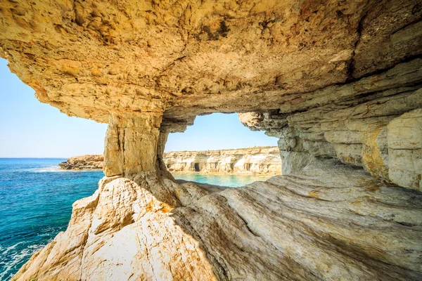 Belles falaises et arches à Aiya Napa, Chypre — Photo