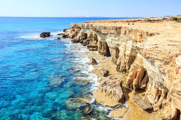 Belles falaises et arches à Aiya Napa, Chypre — Photo