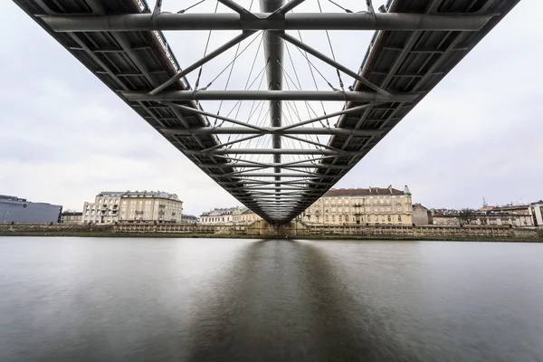 Sous la passerelle reliant les quartiers historiques Kazimierz et — Photo