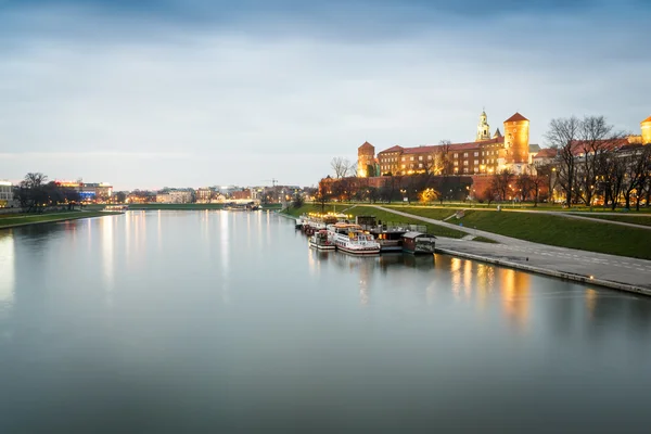 Castillo de Wawel y río Vístula en Cracovia, Polonia — Foto de Stock