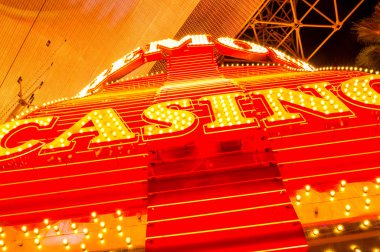 Casino neon renkli Fremont Street ünlü bir parçası olan