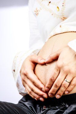 Hamile kadın kalp şekli onun el ile oluşturma