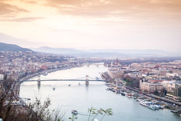 Budapeste ao entardecer tirado de Gellert Hill, Hungria — Fotografia de Stock